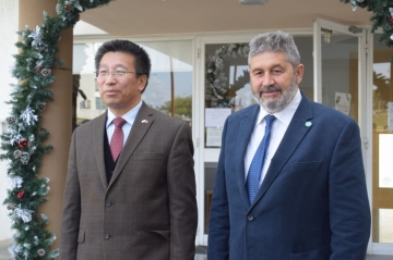 Γλυπτό από την Κίνα δώρισε ο πρέσβης της χώρας στο Δήμο Γερίου